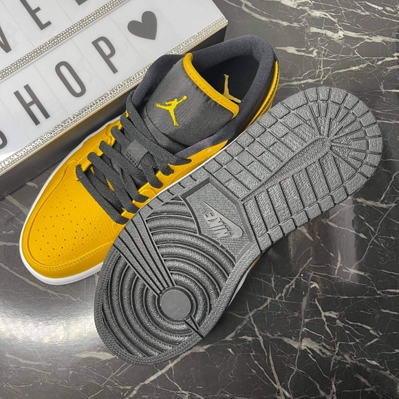 Jordan Retro 1 Low - Yellow Black ๐ผ๐ผ๐ผ - Picture 4 of 4